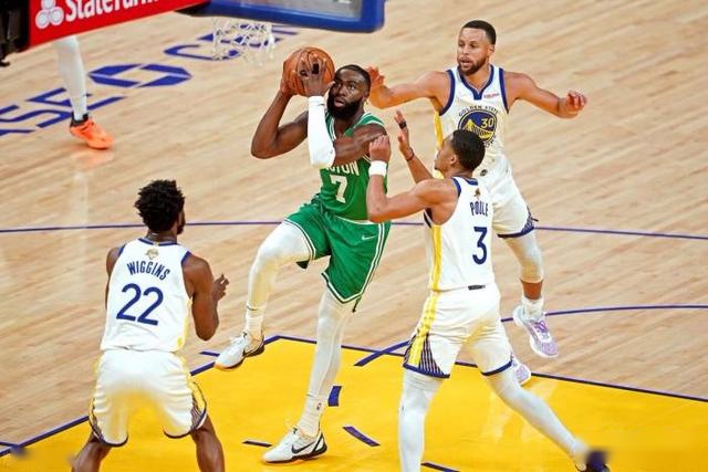 周琦16+17广东胜江苏 高诗岩26+10山东负同曦